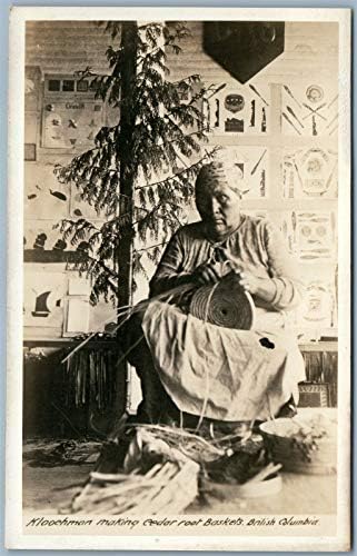 Kloochman indiano fazendo cestas de raiz de cedro a.C. Canada Antique Real Photo RPPC