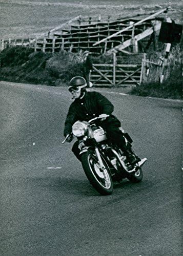 Foto vintage de Lord Snowdon montando uma motocicleta Triumph 500 Triumph 500 a uma velocidade de 90 m.p.h. foi