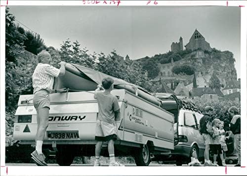 Foto vintage da França Dordorgne Periquex: Os Skinners de Cambridge com sua camppervan em Beynac.