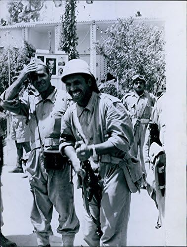 Foto vintage da força armada sorrindo em Bagdá, Iraque.