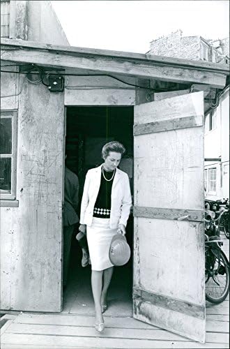 Foto vintage de Gisele Picaud saindo do portão.