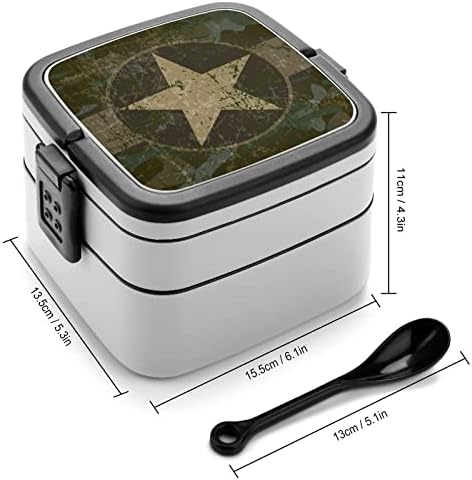 Antecedentes militares com espaço de cópia e estampa estrela em um recipiente de almoço adulto de uma caixa bento com colher para escola /trabalho /piquenique