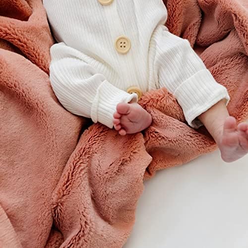 Saranoni recebendo cobertores para bebês Super Soft Boutique Quality