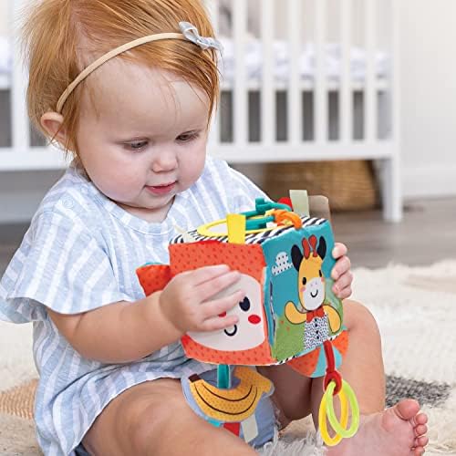 Infantino Peek & Seek Discovery Cube - Toy de desenvolvimento suave, espelho de Peek -a -Boo, anéis de clacker, sons de crinkas e chocalhos - brincadeiras sensoriais, idades de 3 meses +