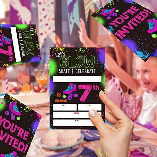 7th Roller Skate Birthday Party Convites, convites de aniversário de skate para meninos meninas, convite de aniversário para festa de neon, decorações de festas de aniversário, conjunto de 20 cartões com 20 envelopes