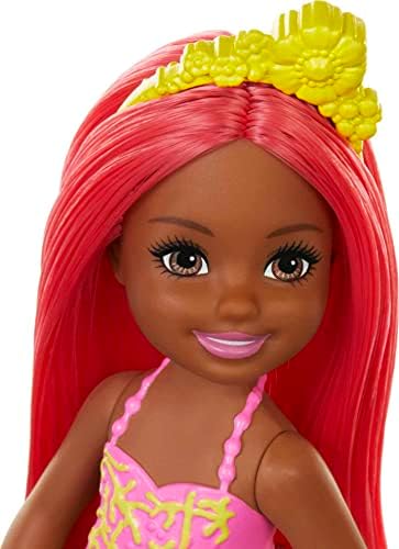 Barbie Dreamtopia Chelsea Sereia Doll com cabelos e cauda coral, acessório Tiara, pequenas curvas de boneca