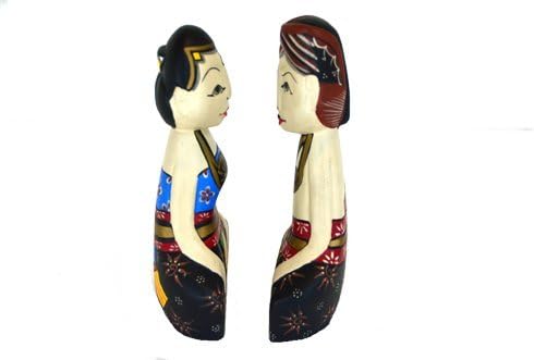 Estatueta de madeira artesanal com motivos de batik, casal em figurinos tradicionais