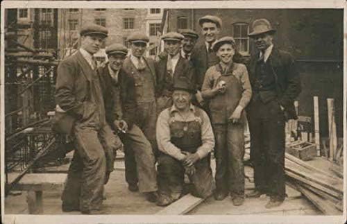 Um grupo de trabalhadores vestindo chapéus homens originais antigos cartões postais