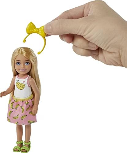 Barbie Chelsea Doll & Accessories, boneca pequena loira com saia estampada de banana removível, cachorrinho, cama de estimação e muito mais