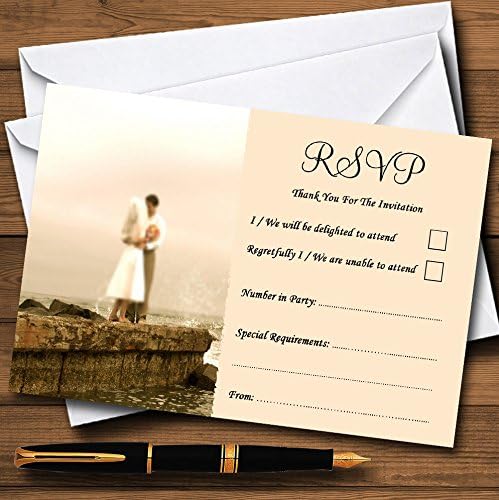 Casal romântico na praia Cartões RSVP personalizados