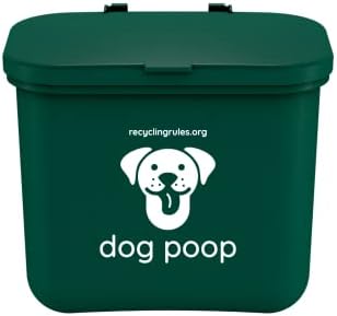 Regras de reciclagem penduradas na cesta de lixo para cocô de cachorro em verde
